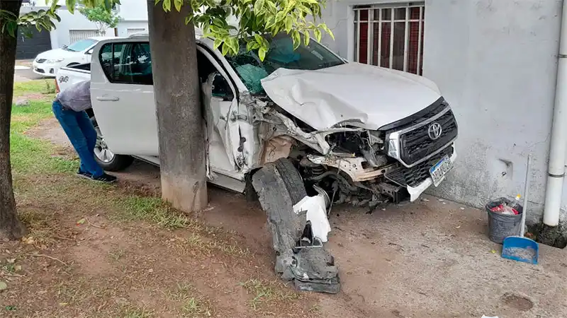 Una camioneta se subió a la vereda y se incrustó en una vivienda: el tremendo hueco que provocó