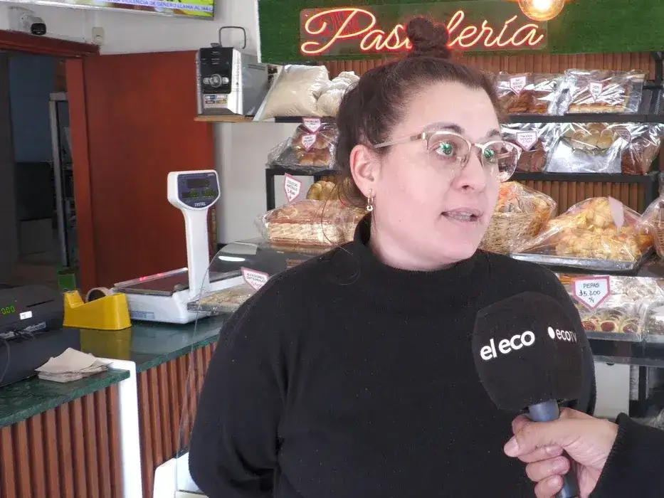 Pía, responsable de la panadería, señaló que "se nota que mucha gente necesita trabajo".