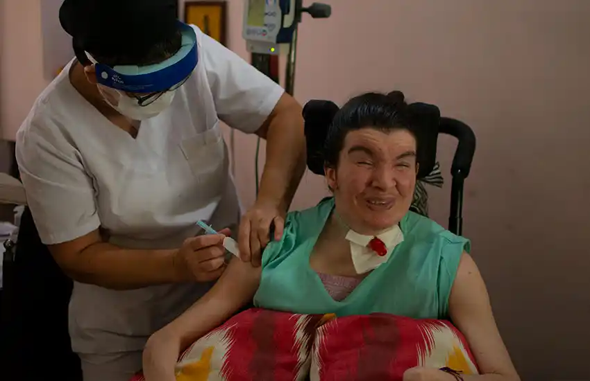 Coronavirus: la provincia comenzó a vacunar personas electrodependientes