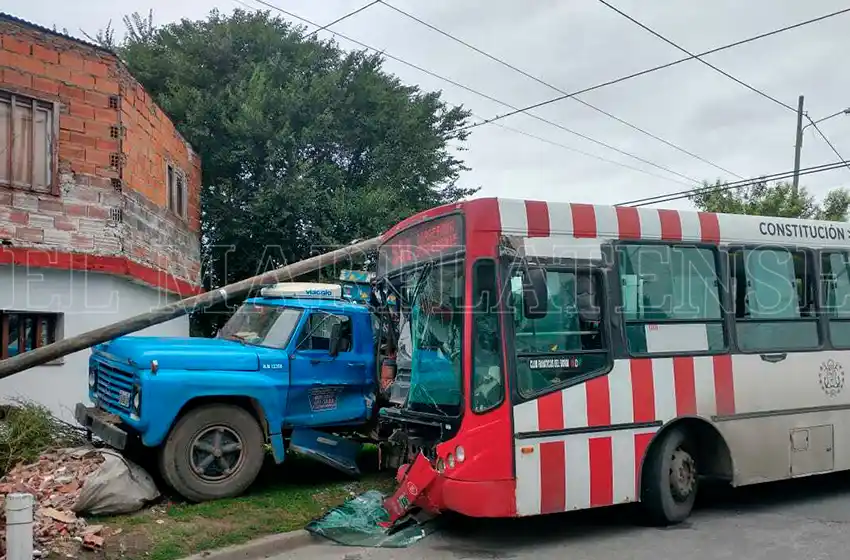 Grave accidente en Cerrito Sur: chocaron un camión y un colectivo