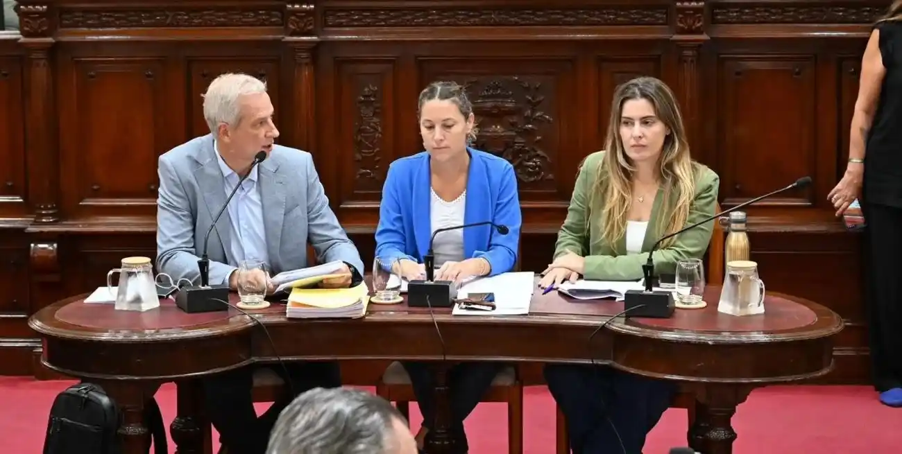 Los presidentes de las tres comisiones de Diputados que analizan el texto sobre municipios: Dionisio Scarpin (Gobiernos Locales), Jimena Senn (Presupuesto y Hacienda) y Lionella Cattalini (Asuntos Constitucionales). Foto: Gentileza Cámara de Diputados.