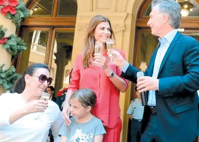 El presidente Macri brindó con el personal de Casa Rosada