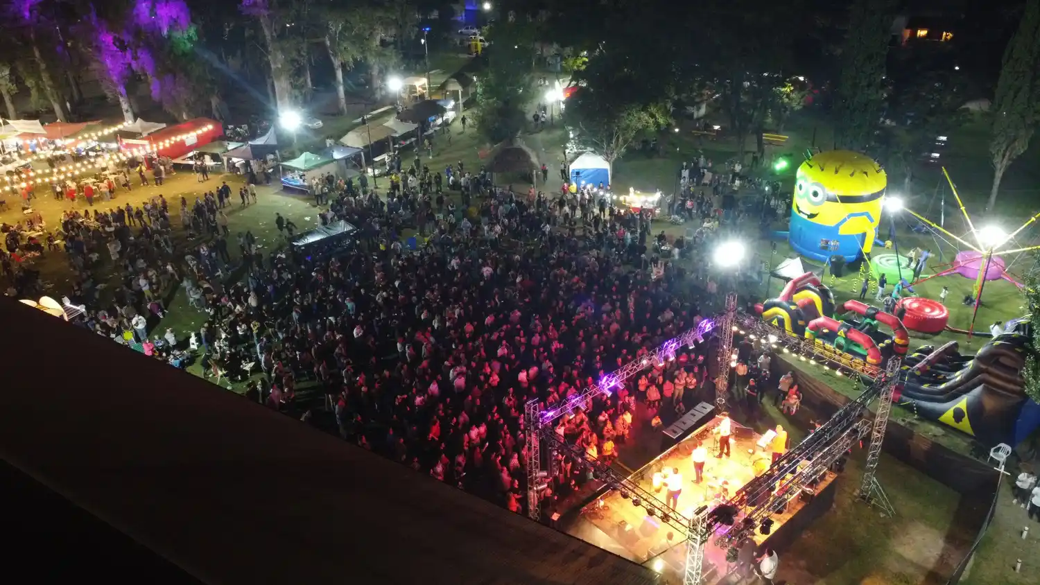 Desde el aire. Miles de vecinos pasaron por el Parque 19 de Marzo durante las dos jornadas que duró la fiesta / crédito Javier Galimberti