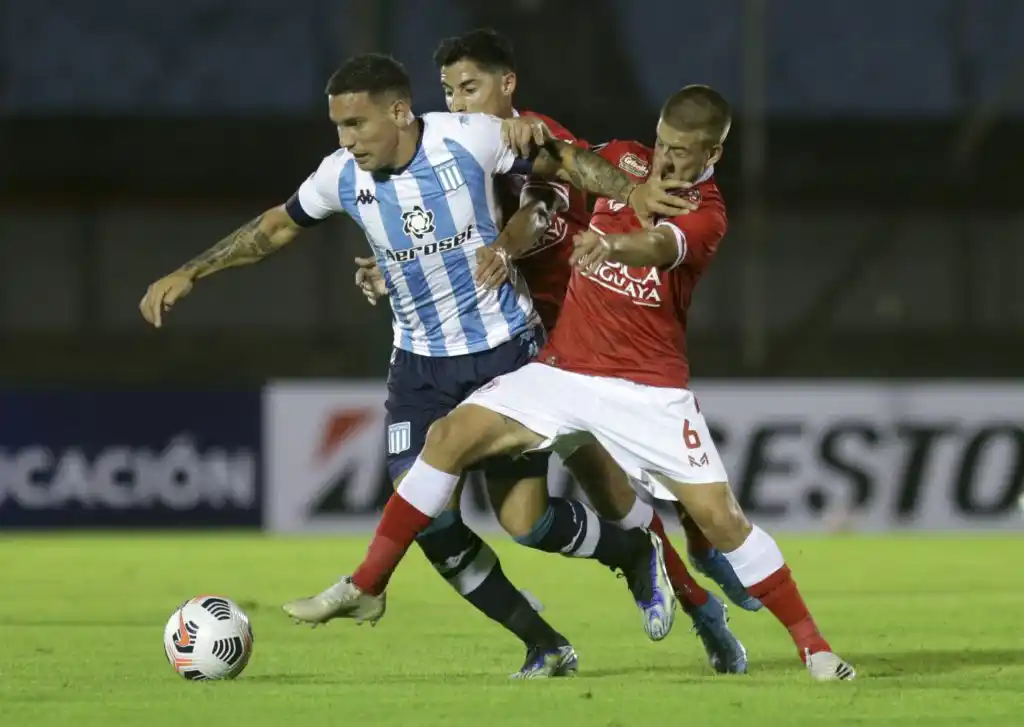 Racing, con uno menos,  lo pudo igualar en el final