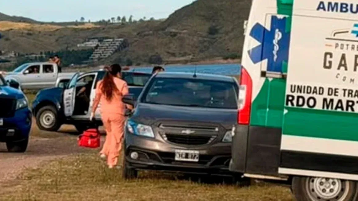 Un hombre que navegaba por el lago vio a la víctima desvanecida sobre la embarcación.