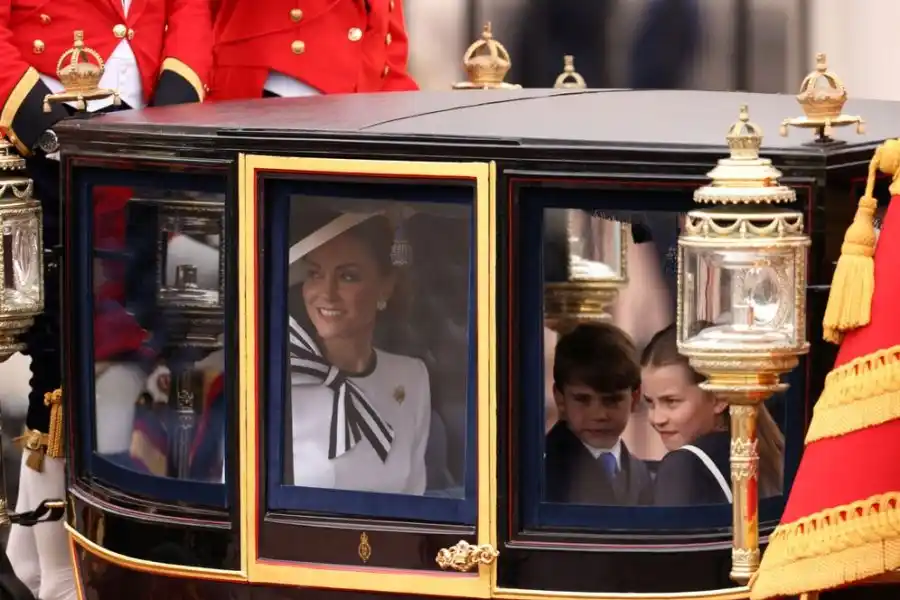  Reapareció Kate Middleton en el "Trooping the colour"