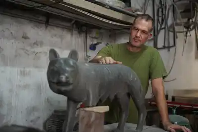 Damián Bolaño le vuelve a dar vida a la histórica estatua de la loba de Plaza Italia