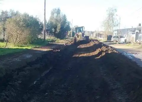 LOBERÍA: Construyen cordón cuneta en barrios