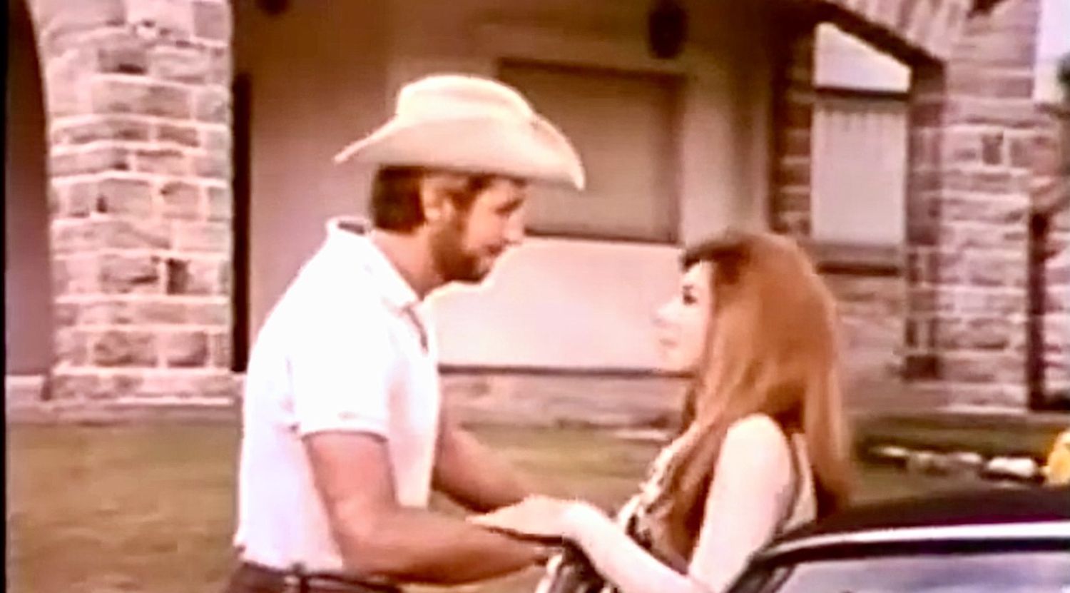 Escena de la película. Víctor Bo y Susana Giménez frente a la casa