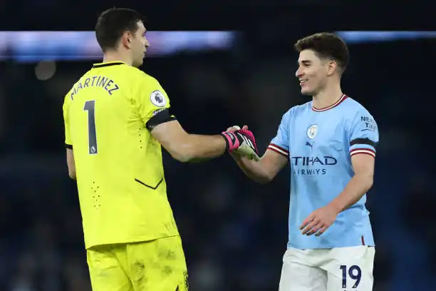El saludo entre Emiliano Martínez y Julián Alvarez.