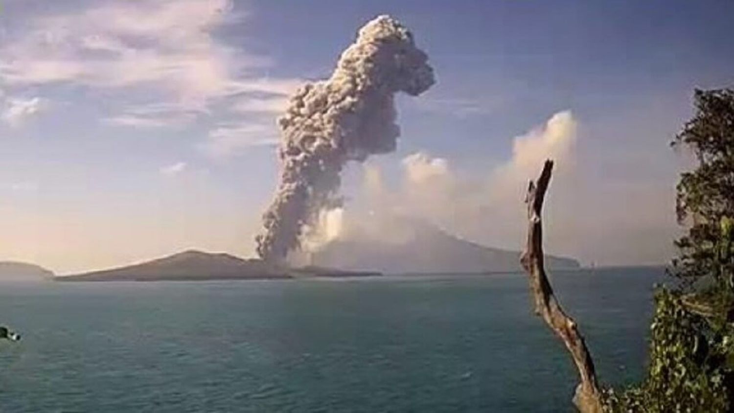 ¡ALERTA! Volcán indonesio Anak Krakatoa entra en erupción