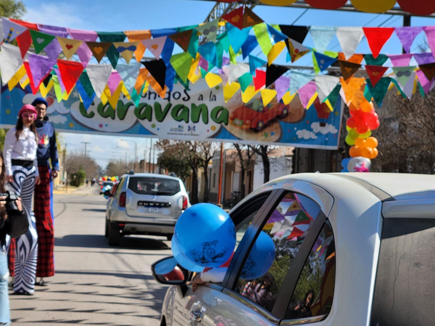 En busca de golosinas, los niños salen en caravana cada primer domingo de agosto