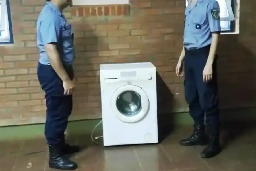 En plena madrugada los agarraron llevándose un lavarropas robado