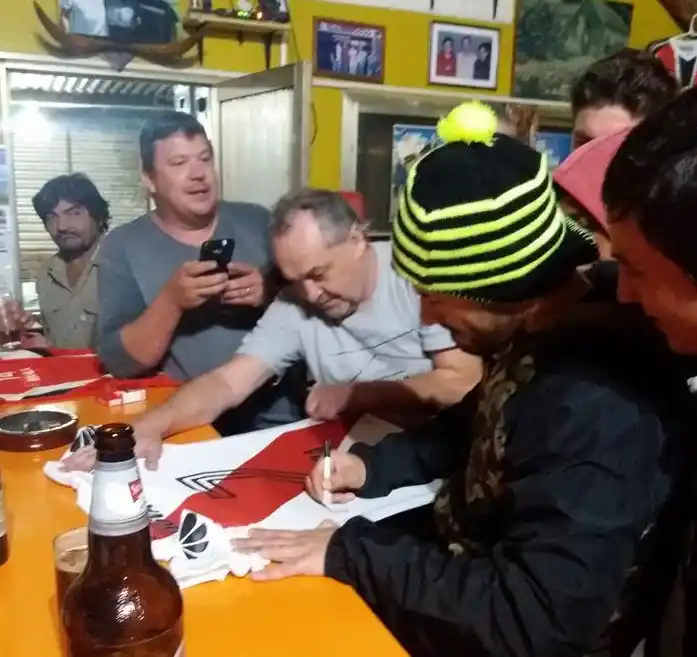 Rodrigo Mora paso por el bar «La Guampa»