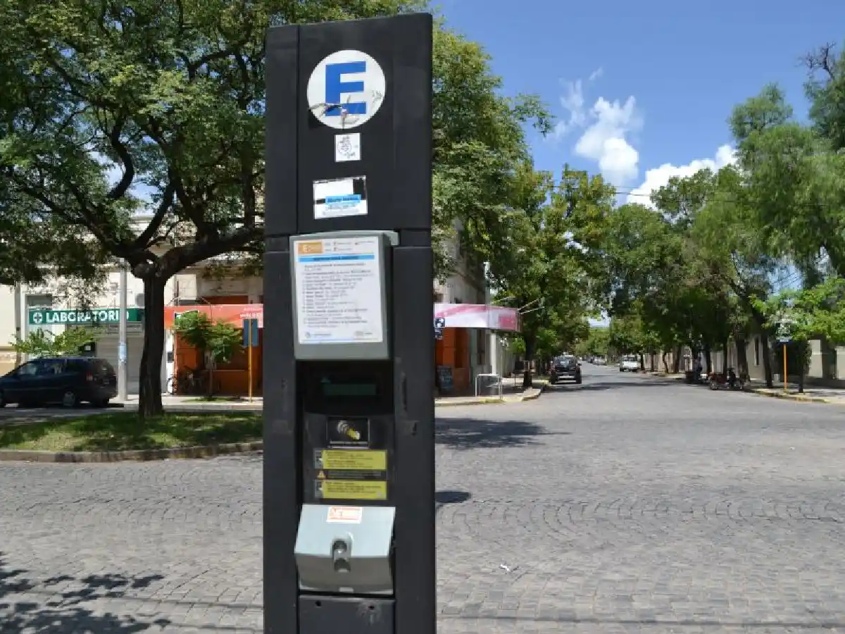Aprueban demarcar espacios de estacionamiento medido