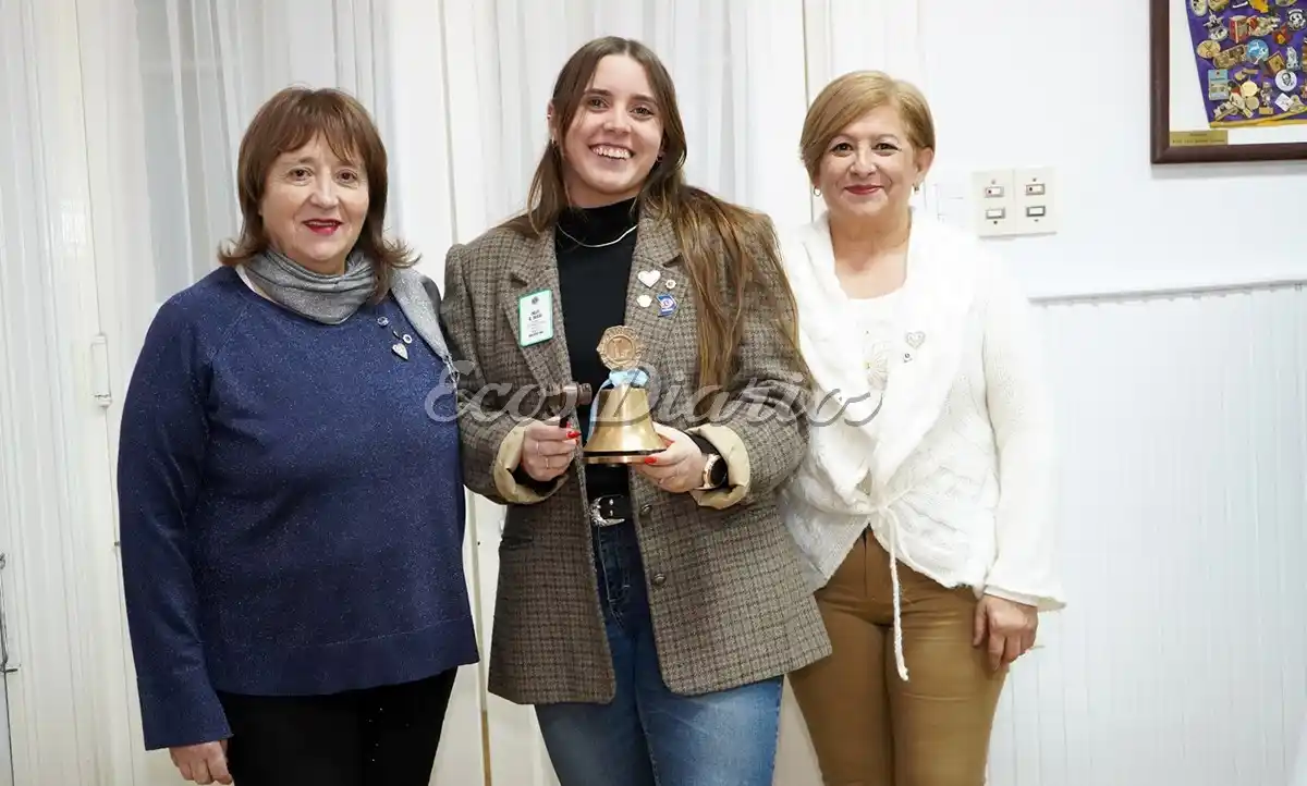 Autoridades. Delfina Rodríguez Berri flanqueada por la secretaria y tesorera del club