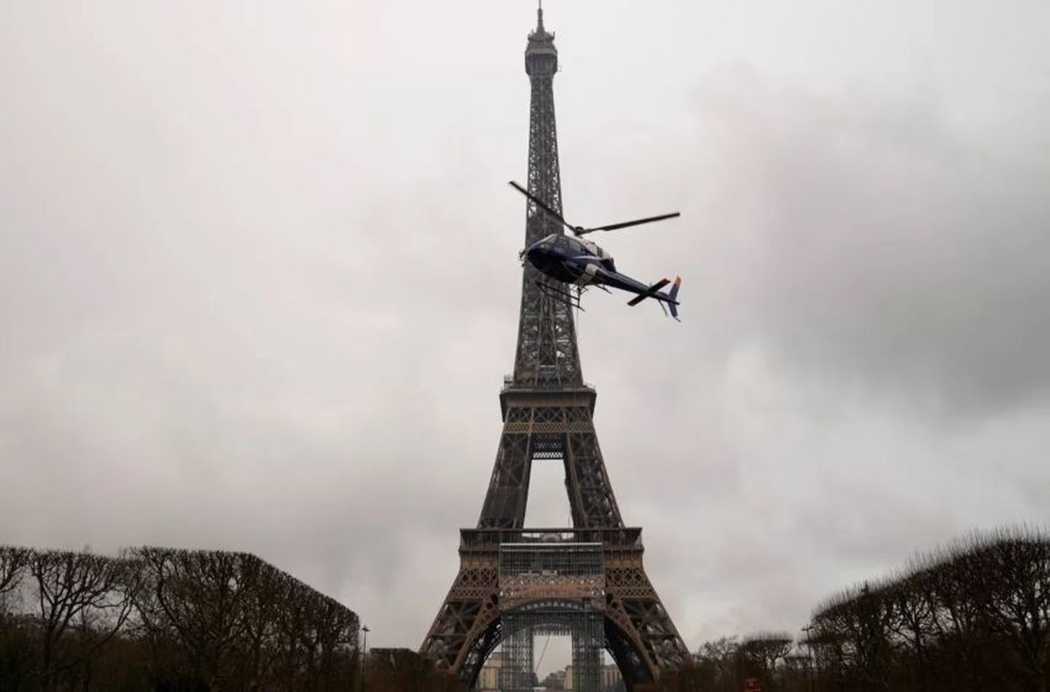 Evacuaron la Torre Eiffel por una amenaza de bomba