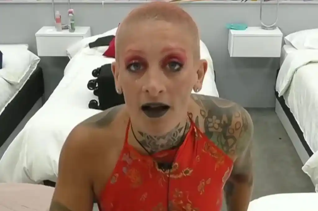 La reacción de Furia cuando Santiago Del Moro anunció que Florencia tenía que irse de la casa. (Foto: Captura Telefe)