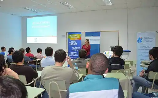 Becan a estudiantes universitarios para que concluyan sus carreras