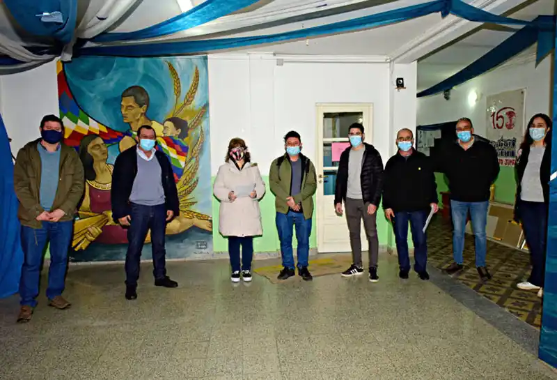 Marini con representantes de distintas instituciones