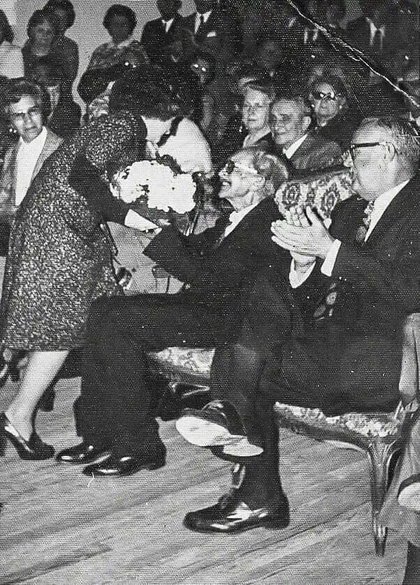 La Directora de Cultura, Albertina Quintana de Olhaberry, le entrega una flores a Juan L. Ortiz- Minuán de Oro- Club Social 1976-