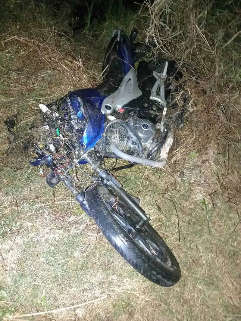 Un motociclista falleció al
chocar un camión estacionado