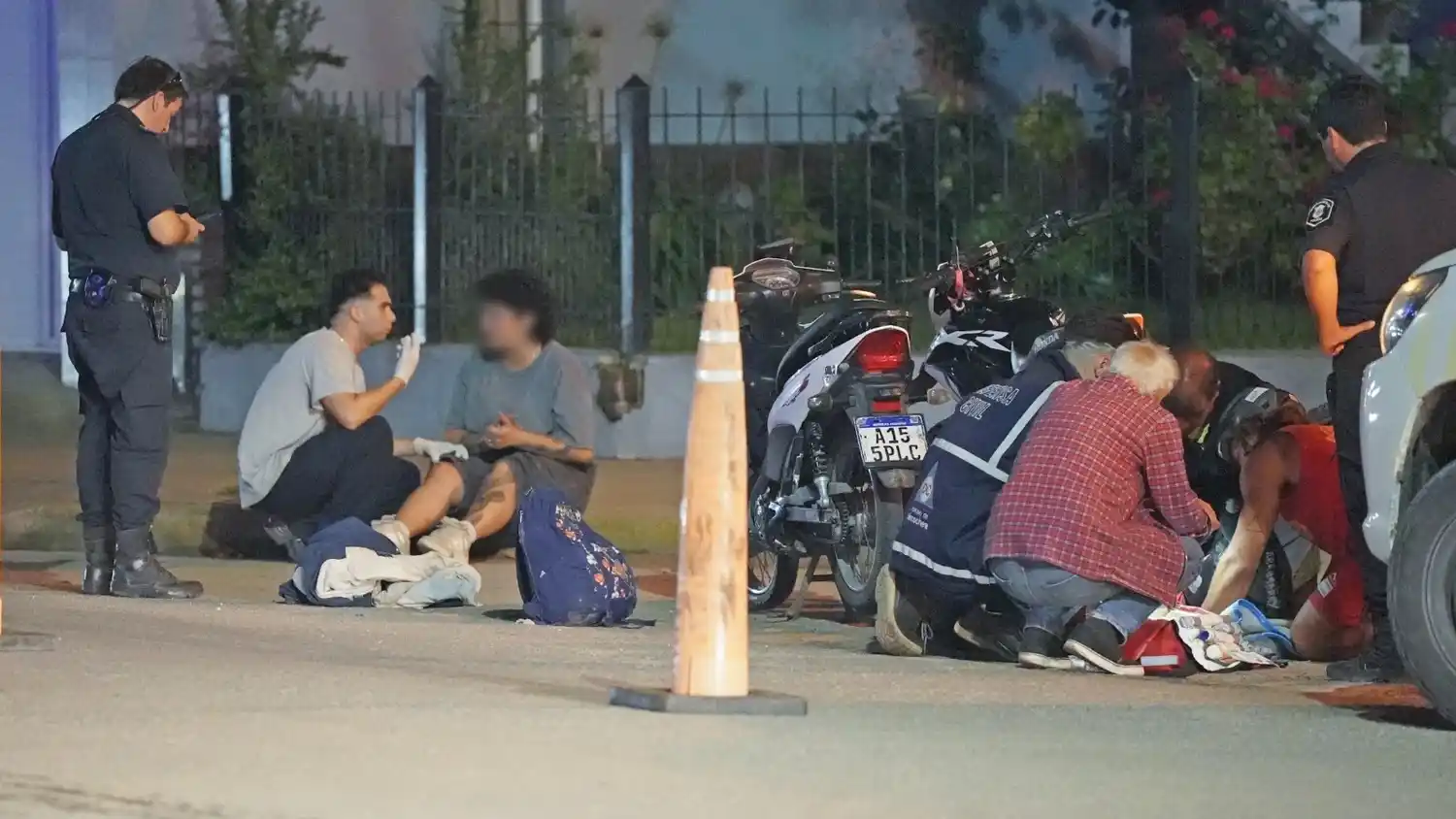 En el escenario. Del fuerte choque, las jóvenes fueron asistidas primero por personal de Defensa Civil