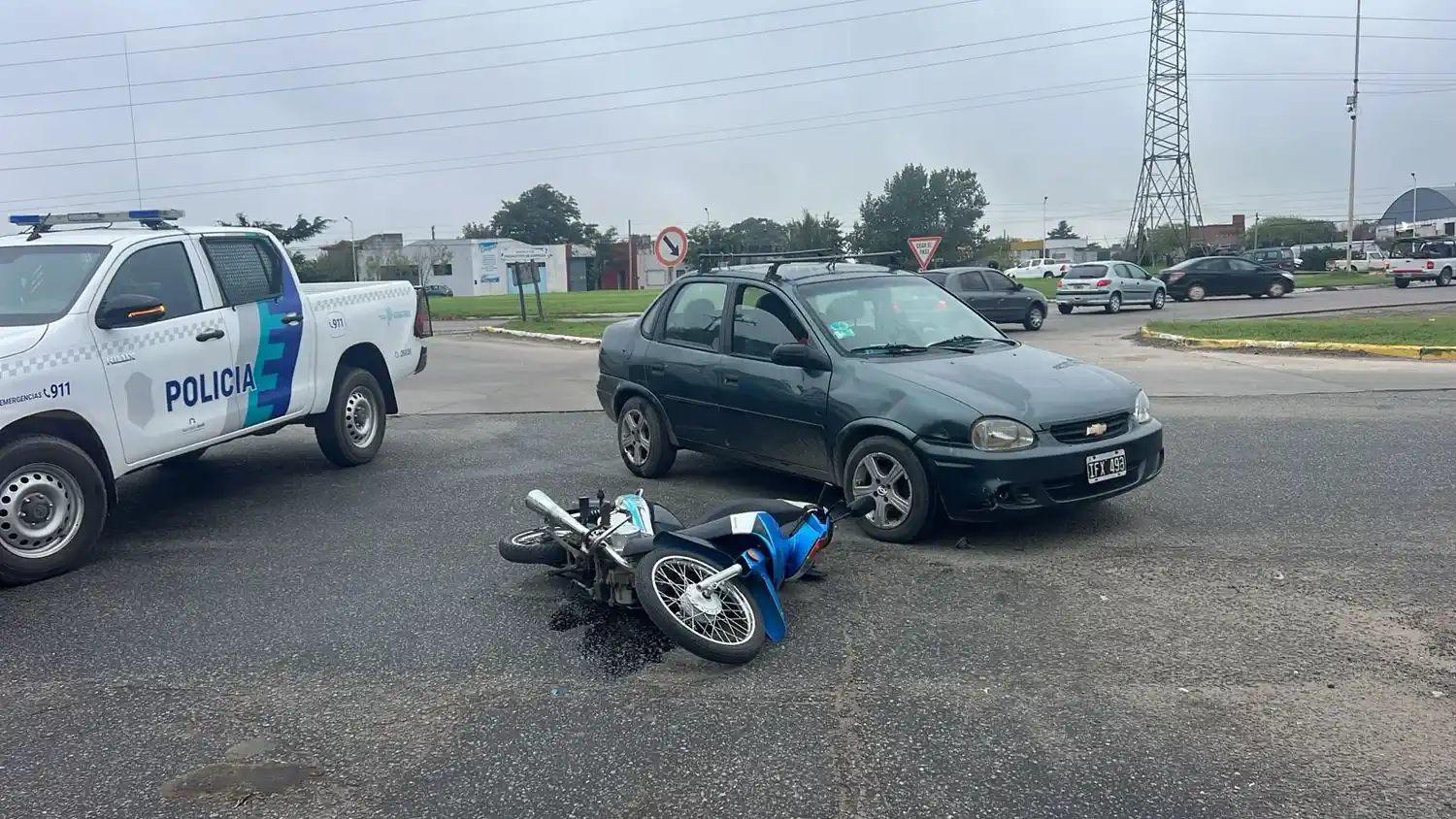 Una motocicleta y un automóvil colisionaron en la intersección de Pugliese y Rauch.