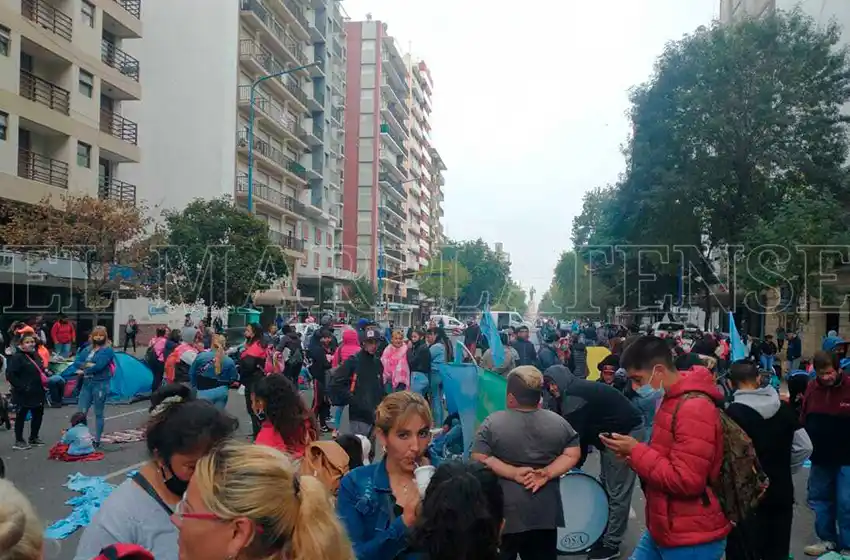 Vigilia piquetera: el corte en el microcentro de Mar del Plata finalizará por la tarde con una movilización