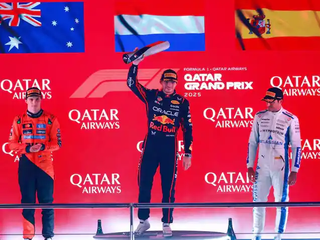 El festejo de Max Verstappen que se quedó con el Gran Premio de Qatar y le suspenso a la definición del campeonato de pilotos; Piastri fue 2° y Sainz, 3°.Foto: KARIM JAAFAR - AFP
