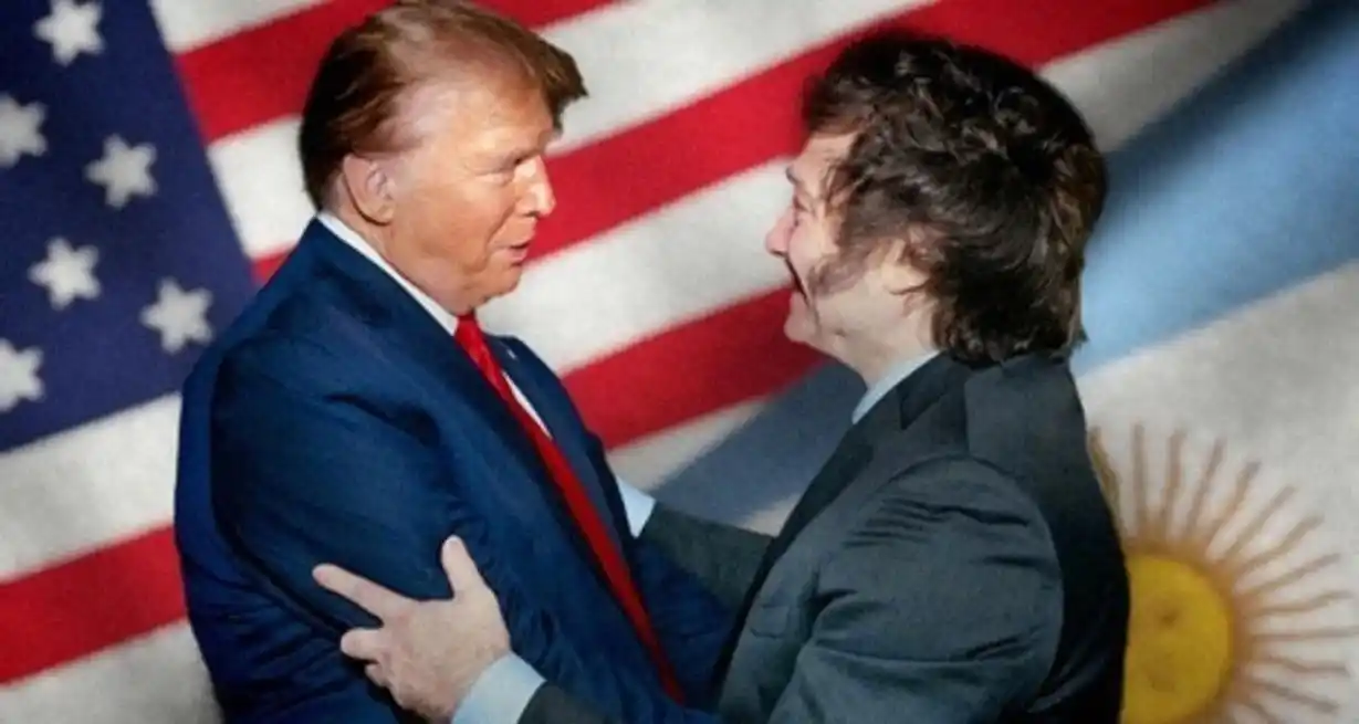 Donald Trump y Javier Milei a los abrazos. Una amistad ostensible y manifiesta, de la que quizás haya que recelar o desconfiar. Gentileza