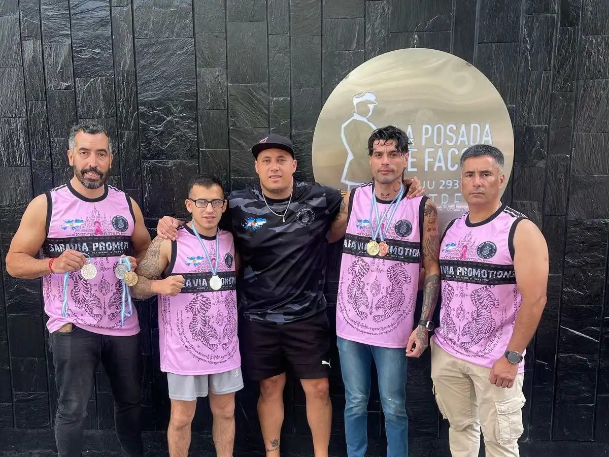 Team Saravia. Los competidores que lograron medallas; Venegas, Vilches y Pedernera, junto al entrenador