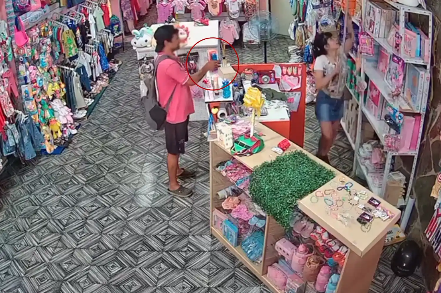 Otra vez, lo grabaron robando: un delincuente quedó registrado en un comercio del centro de Rafaela