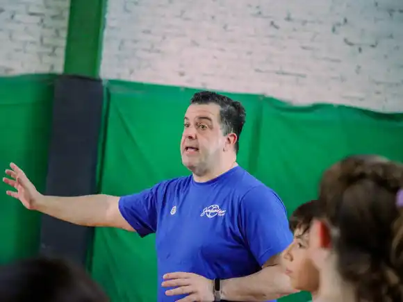 Silvio Santander trae su Supercampus de básquet a Atlético de Rafaela