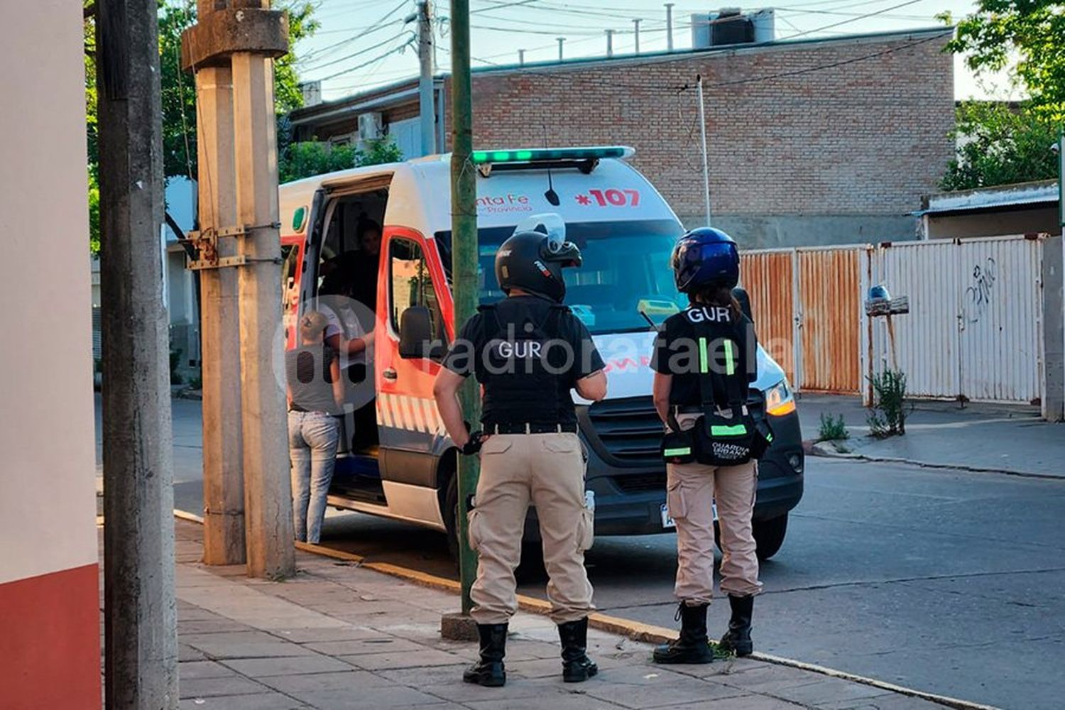 Preocupación por una joven que se descompensó cerca de la escuela Gabriela Mistral