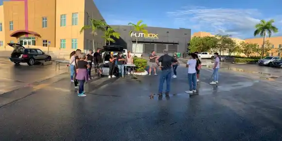 Embajada de Venezuela en EE.UU. entregó alimentos a venezolanos en Doral