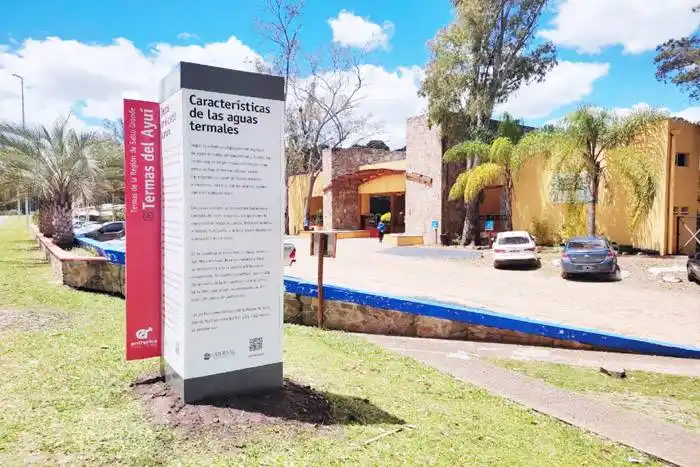 Carteles informativos en  Complejos Termales de  la zona Salto Grande