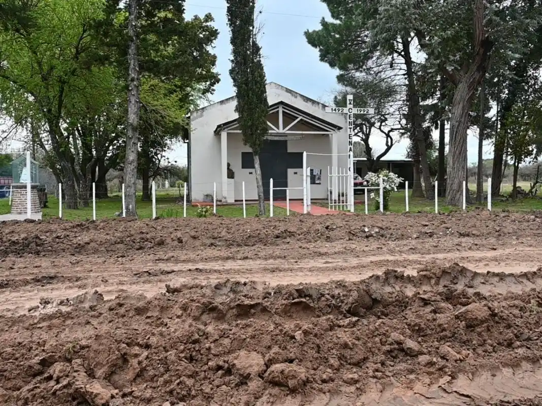 Reparan un tramo de la calle Sobral para evitar que se inunde el oratorio “San Pedro de Gualeyán”