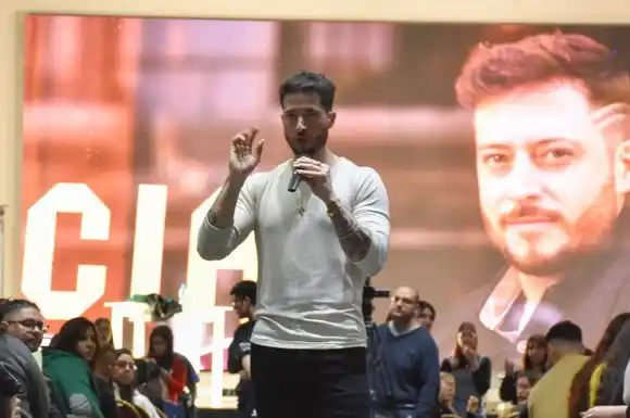 Andrés Vernazza llega a Mar del Plata con sus herramientas para fortalecer el amor propio