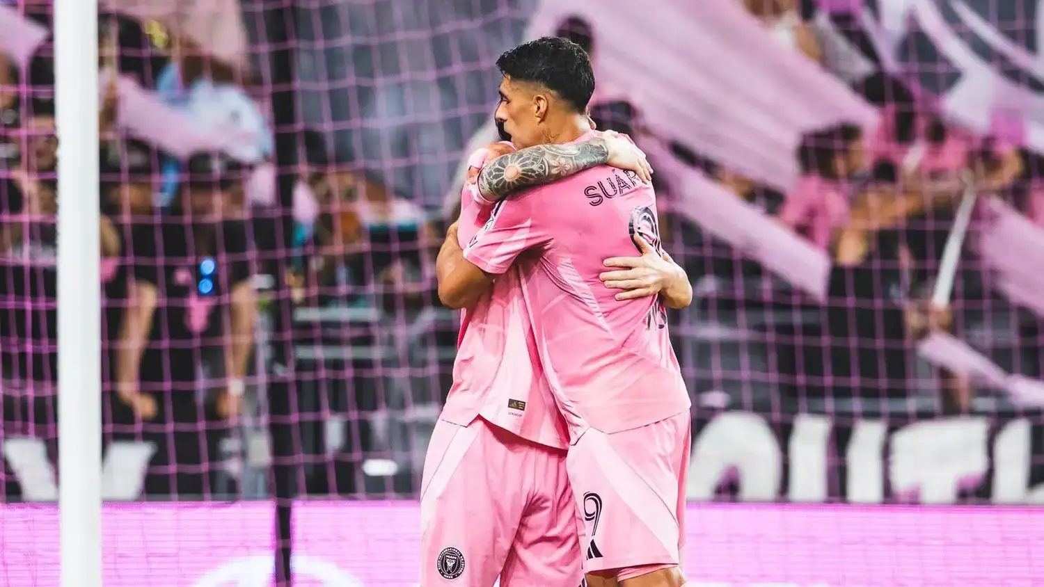 El abrazo entre Messi y Suárez.