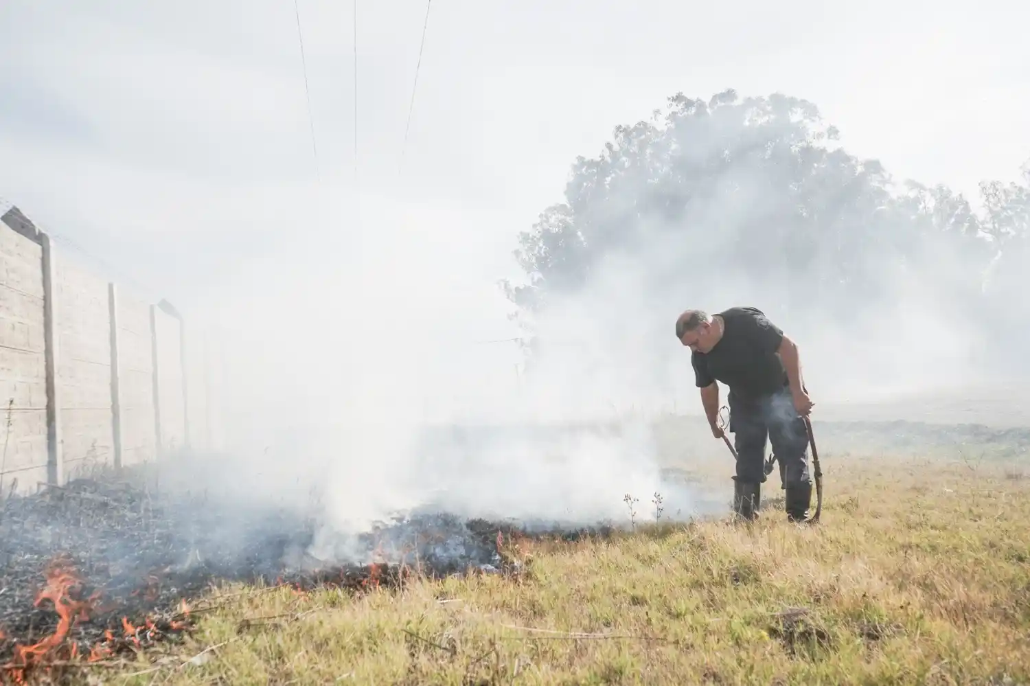 Los brigadistas trabajaron en el control de focos ígneos en los alrededores de la ruta 88, a metros del acceso a Quequén