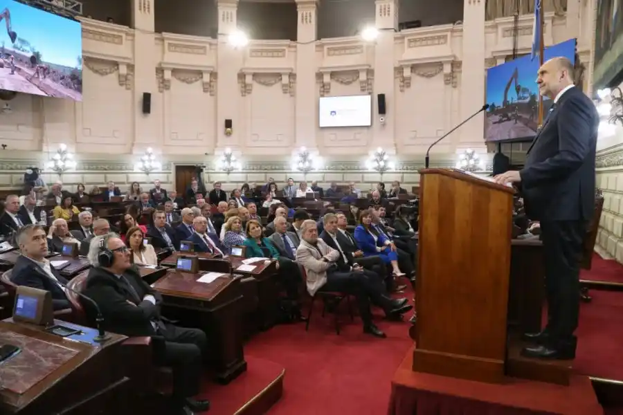 Mirabella siguió atentamente el discurso del gobernador