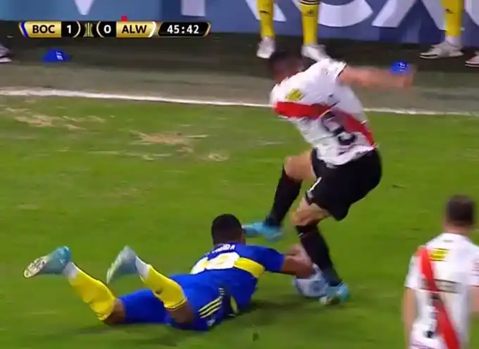 La patada en la cara a Frank Fabra que desató una batalla campal en la Bombonera