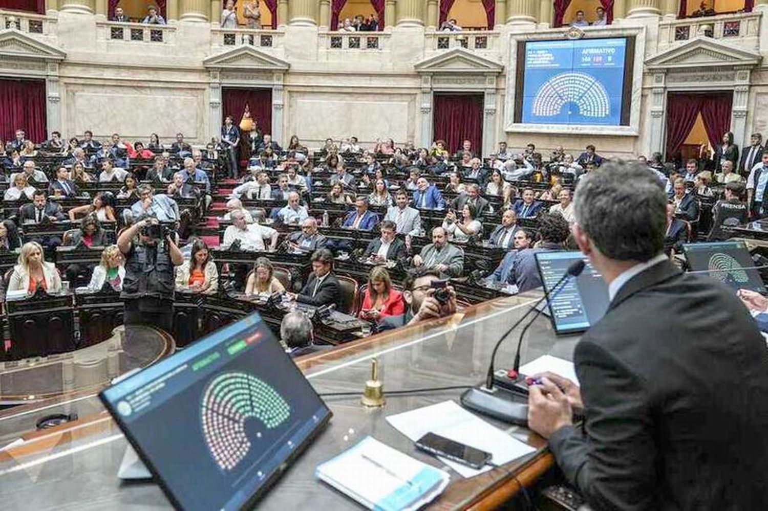 Tras una jornada de negociaciones, convocaron
este jueves a dictaminar la nueva ley de bases