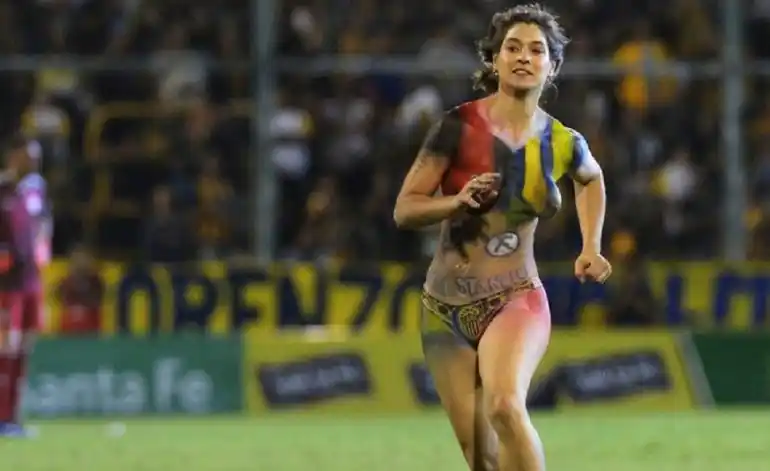 Mensaje contra la violencia: una mujer semi desnuda interrumpió Central-River