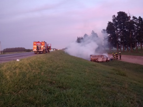 Bomberos sofocó incendio en una combi en ruta 9
