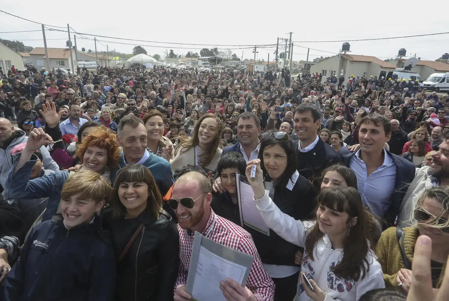 Vidal en Azul: Entregó casi trescientas viviendas sociales