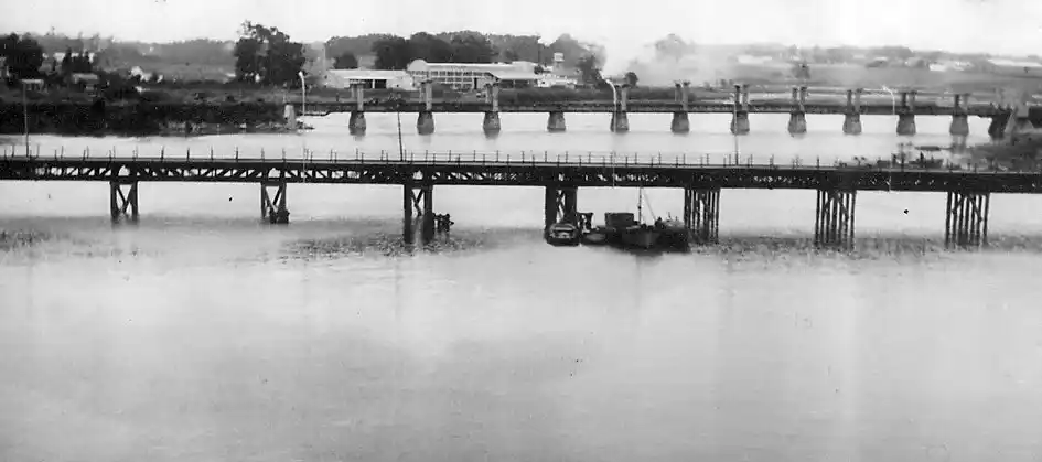 Antigua que muestra al puente carretero y detrás al del ferrocarril, sobre cuya estructura se construyó luego el Ezcurra