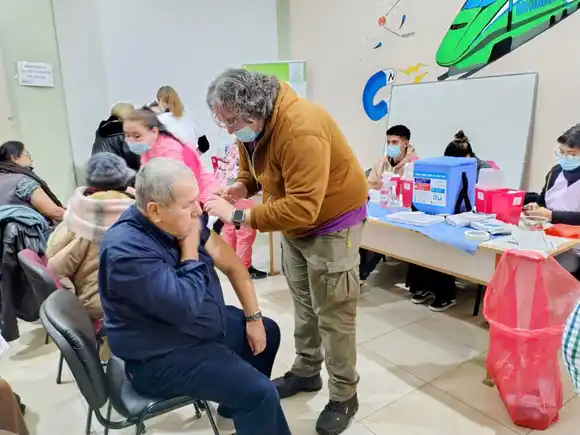 Más de 100 personas mayores recibieron vacunas gratuitas en una jornada de salud organizada por el municipio