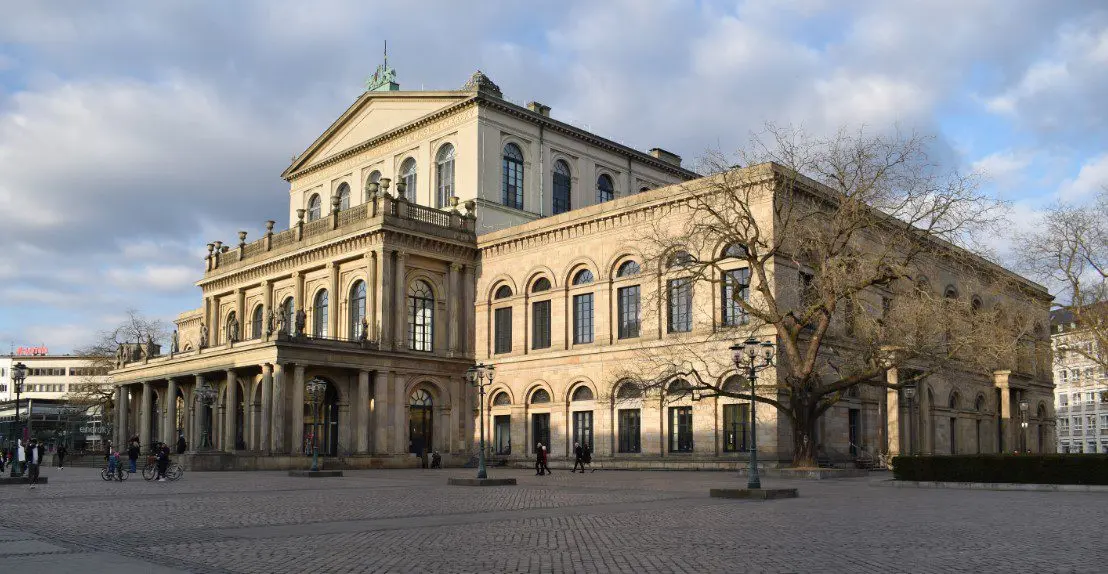 ¡INSÓLITO! Director del ballet en Alemania agrede a periodista con heces de perro